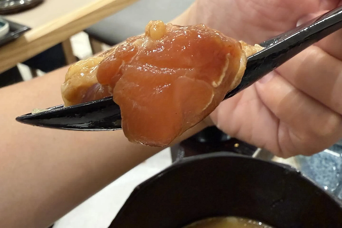 民眾在漢神洲際購物廣場內日式餐廳用餐，竟吃到完全沒熟的雞腿肉。 圖：翻攝自Threads