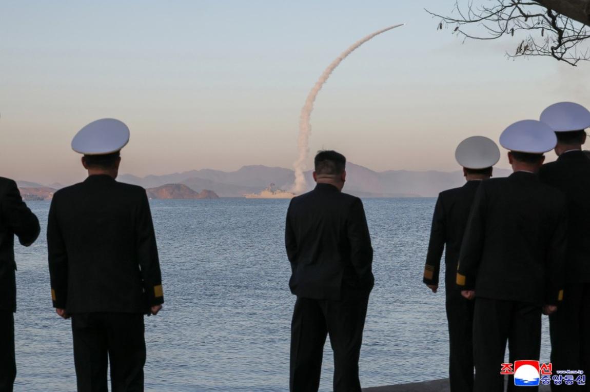 北韓最高領導人金正恩「再次」視導「崔賢號（舷號51）」驅逐艦進行戰略巡航導彈與反艦導彈試射，為2個月內第3次。 圖：翻攝朝中社