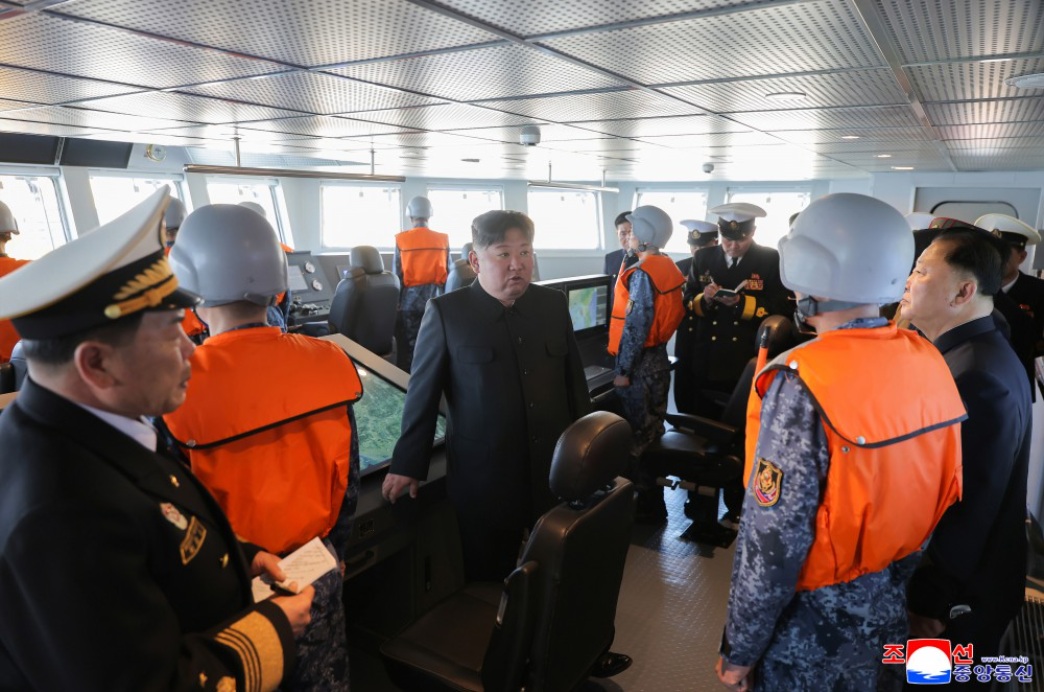 北韓最高領導人金正恩「再次」視導「崔賢號（舷號51）」驅逐艦進行戰略巡航導彈與反艦導彈試射，2個月內第3次登艦。 圖：翻攝朝中社