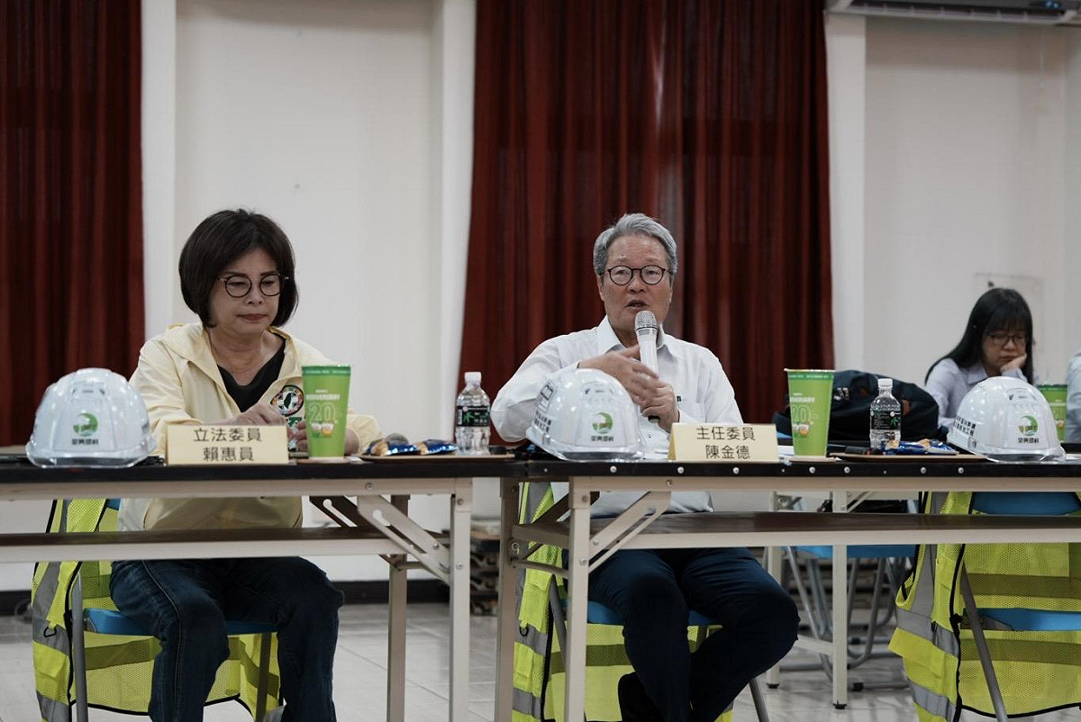 行政院政務委員、公共工程委員會主任委員陳金德14日率隊前往台南市學甲區，視察「M幹線抽水站及調節池工程」。 圖：行政院提供