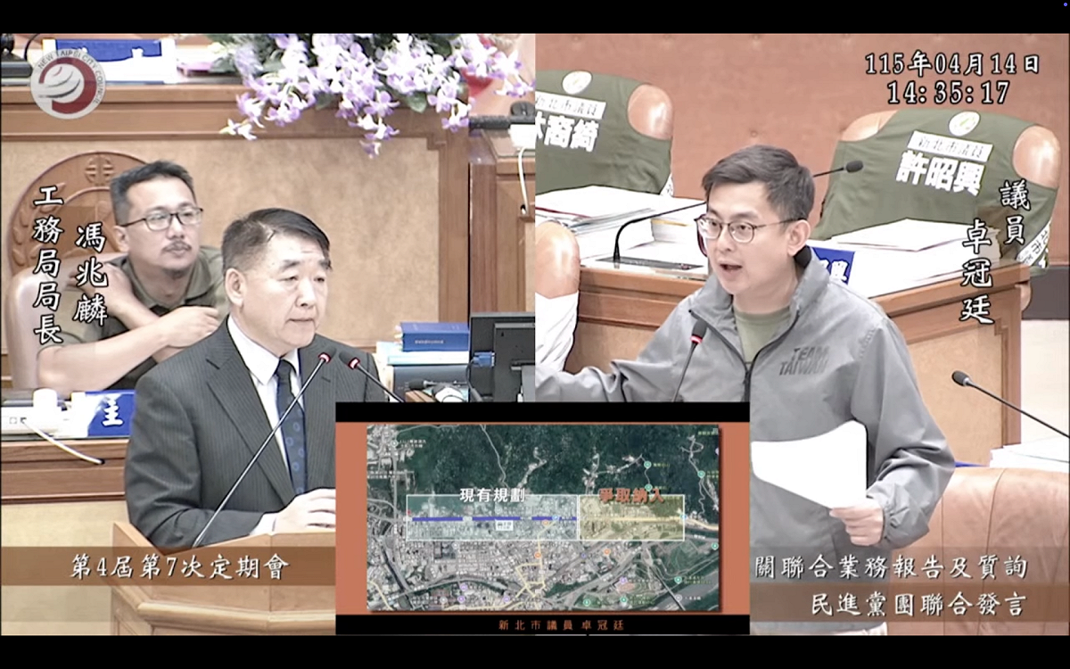 新北市議員卓冠廷今（14）日在議會質詢工務局馮兆麟局長。 圖：卓冠廷提供