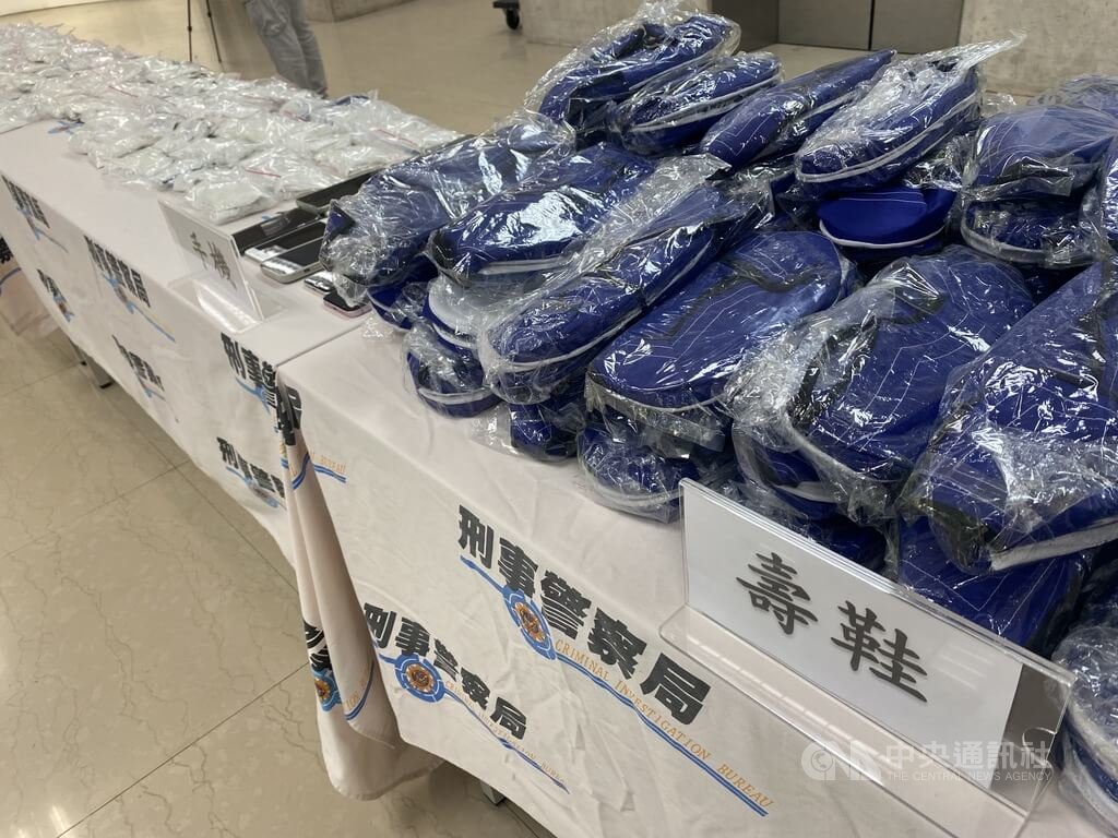 警政署刑事局14日舉行破案記者會指出，跨境運毒集團將毒品海洛因藏於壽鞋鞋底，自寮國寄送包裹快遞走私來台。中央社記者黃麗芸攝　115年4月14日