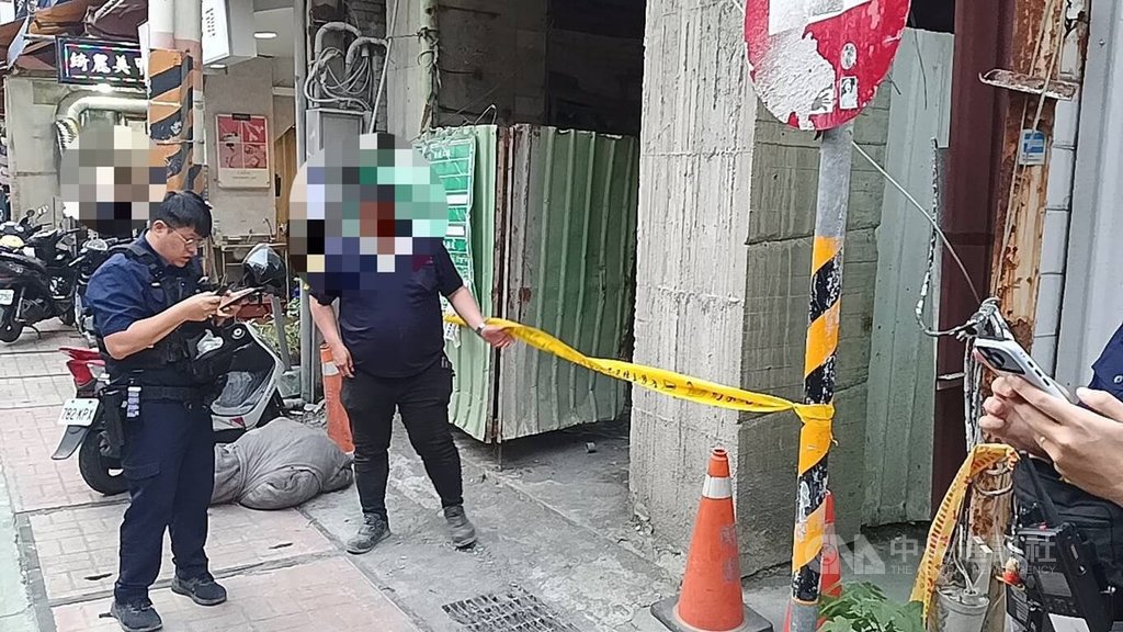 新北市新莊區新莊路某工地14日發生工安意外，工人在電梯施工時疑不慎遭電梯配重塊砸傷送醫急救，警方獲報到場封鎖調查。（翻攝照片）中央社記者王鴻國傳真 115年4月14日