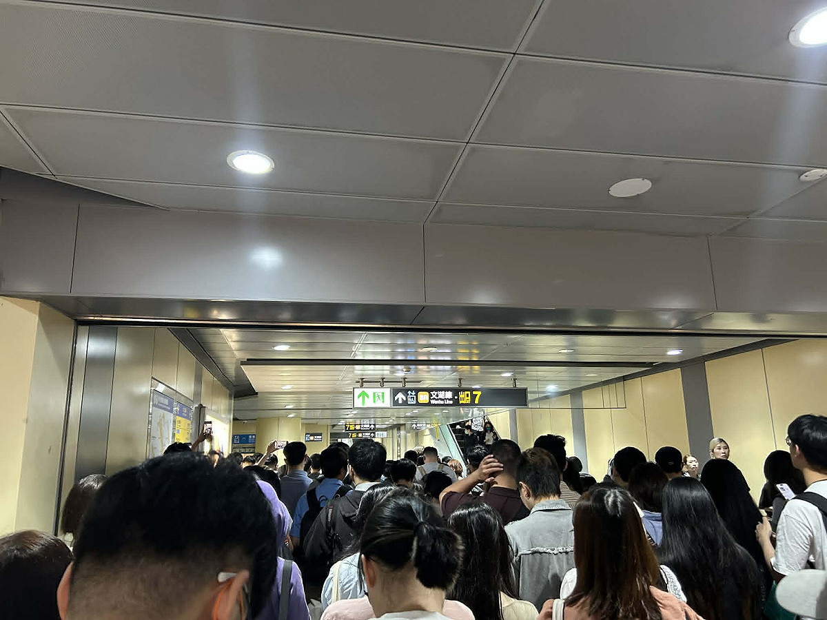 文湖線今早再度發生異常，南京復興站擠滿大批乘客。 圖：讀者提供