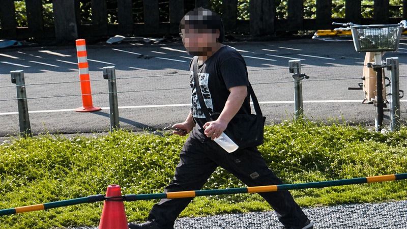 猴硐貓村發生虐貓事件，28歲男持辣椒水朝貓咪噴灑。 圖：翻攝畫面