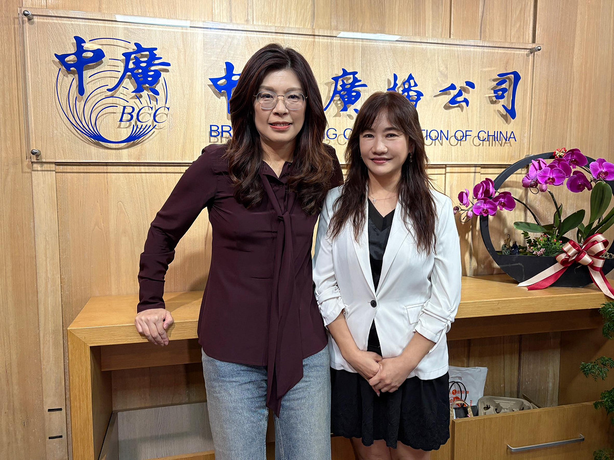 鄭麗文接受中廣節目《千秋萬事》主持人王淺秋專訪。 圖：新傳媒/提供