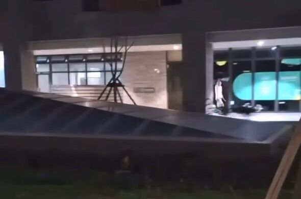 台中馬姓男子大鬧社會住宅，遭警方強制送醫。 圖：翻攝畫面