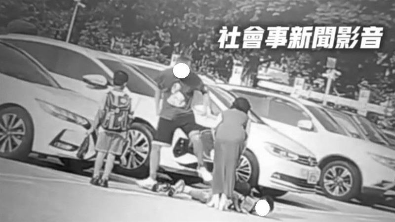 狠父疑失控停車場怒踹小孩，引爆網友怒火。 圖：翻攝自社會事新聞影音