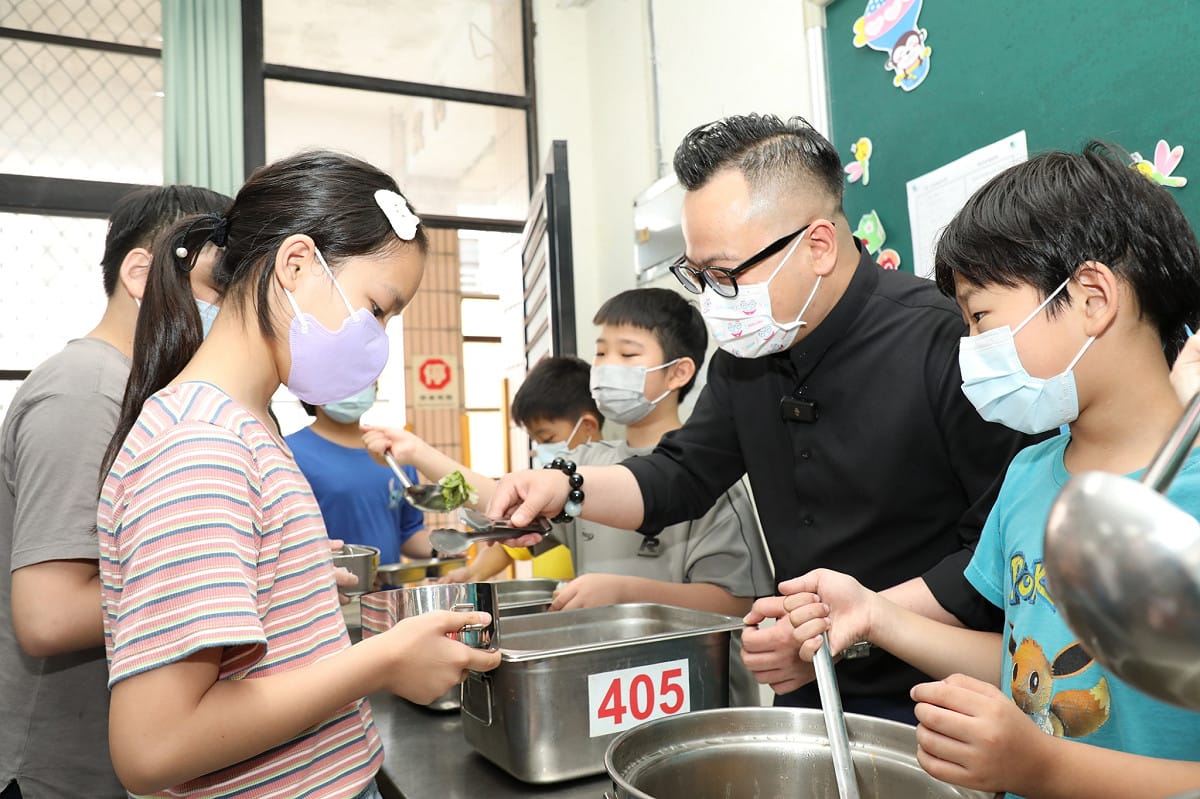 基隆市議長童子瑋日前受邀至學校關心營養午餐並與學生們一起打菜。 圖：童子瑋辦公室/提供