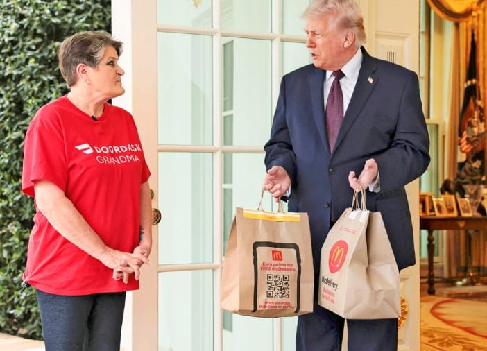 送麥當勞到白宮的外賣員(左)，由於之前也曾出現在其他宣傳場合，被質疑是白宮請來的「臨演」。 圖 :　達志影像 ／ 路透社