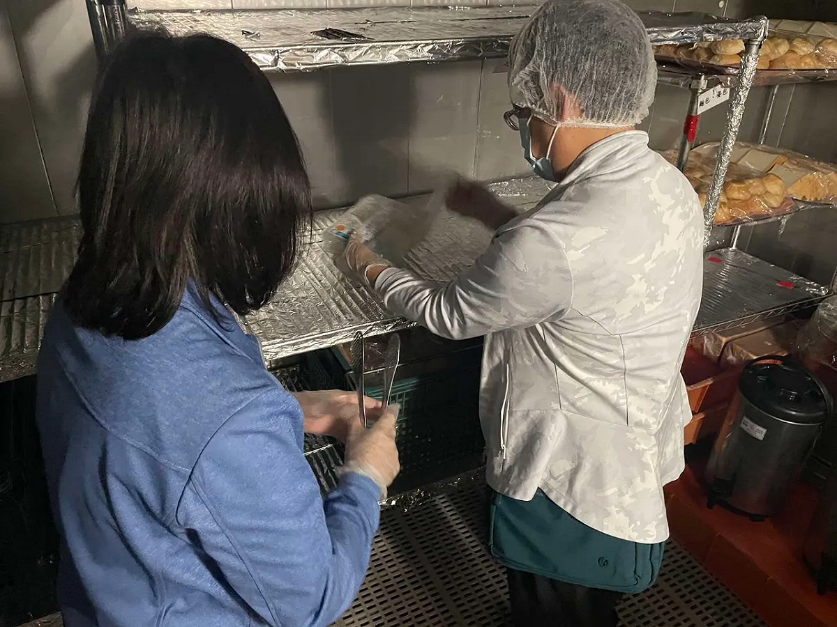 劍湖山渡假飯店傳出食物中毒，雲林縣衛生局派員採集檢體送驗。 圖：雲林縣衛生局提供