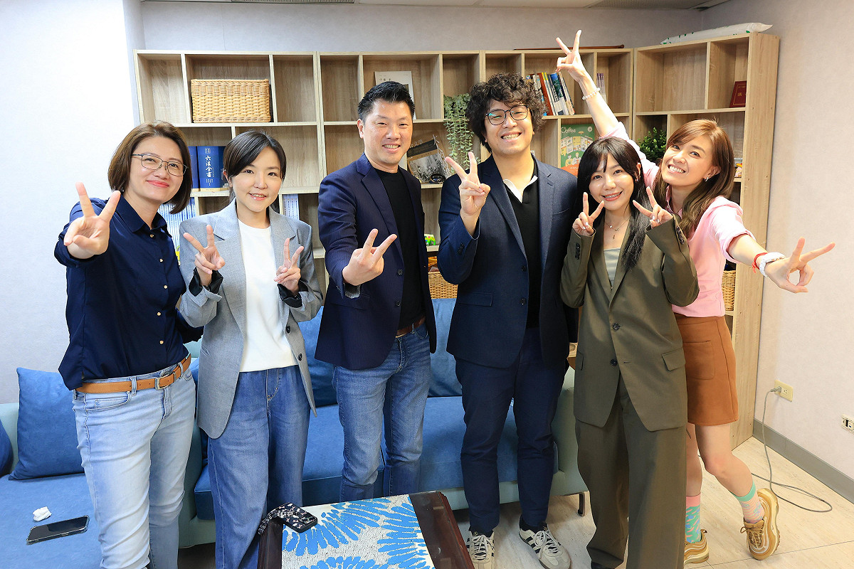 參選民進黨台北市黨部主委的綠委吳沛憶（右2）與民進黨台北市長人選呼聲很高的綠委沈伯洋（右3）拜會綠營議員，右1為民進黨議員顏若芳、左1為民進黨議員林延鳳、左2為民進黨議員陳慈慧、左3為民進黨議員王閔生。 圖：王閔生議員辦公室 / 提供