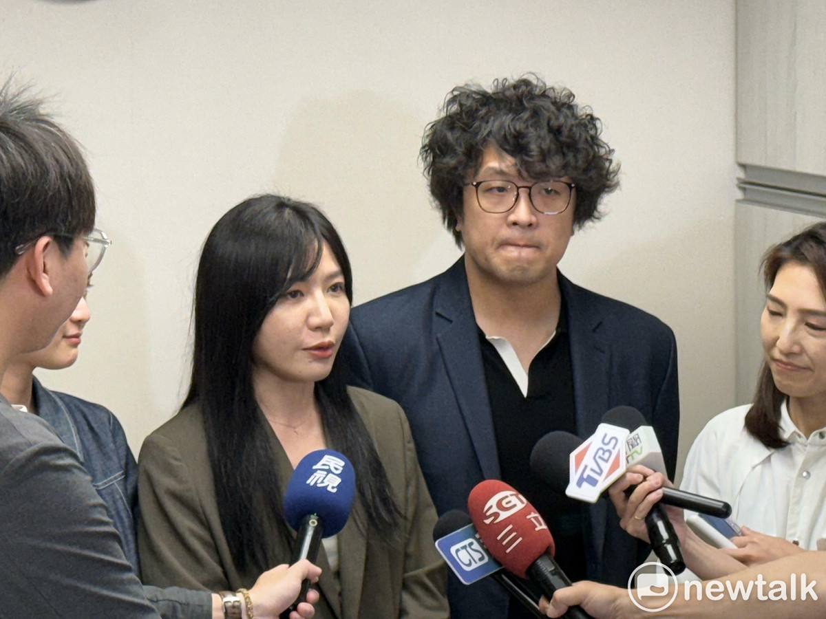 民進黨台北市長人選呼聲很高的立委沈伯洋（右）與登記參選民進黨台北市黨部主委的立委吳沛憶（左）今赴北市議會拜會。 圖：周煊惠 / 攝