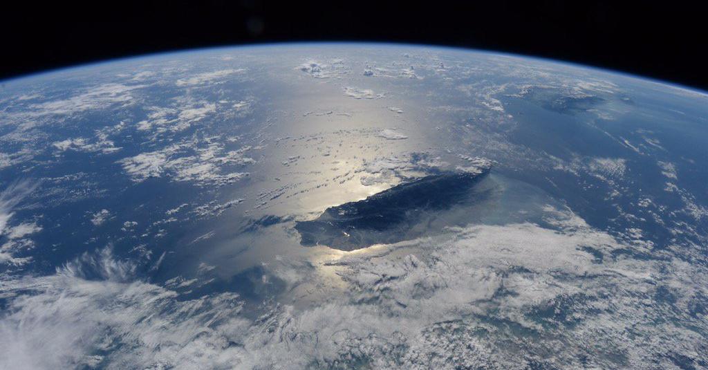林琪兒在2015年執行太空站任務期間，曾透過推特(Twitter，現為X)分享從太空看台灣的照片與影片，當時發文寫道「Taiwan shrouded in mist. Good morning friends!」 圖：翻攝自林琪兒X帳號@astro_kjell