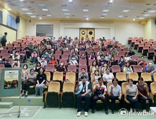 台南市政府教育局以系統性策略協助學校多管齊下減少廚餘量，特在新營國小辦理校園午餐廚餘減量研習，課程涵蓋「黑水虻飼養及實務經驗」及「生廚餘堆肥」等主題。 圖：台南市政府提供