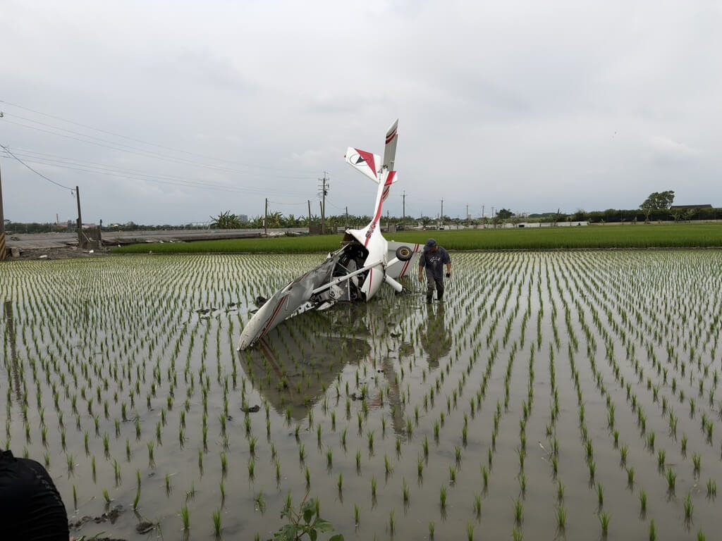 雲林縣虎尾鎮墾地里15日下午發生輕航機墜落田間事故，52歲余姓駕駛受傷送醫，現場評估輕航機約自6公尺高度墜落。（雲林縣消防局提供）中央社記者蔡智明傳真　115年4月15日