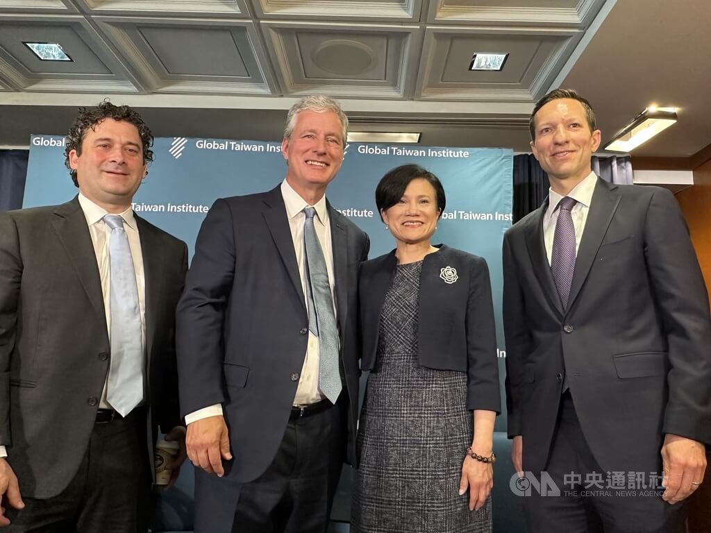華盛頓郵報專欄作家羅金（左起，Josh Rogin）、前白宮國安顧問歐布萊恩（Robert O’Brien）、全球台灣研究中心共同創辦人暨董事長胡兌昀與前五角大廈印太安全事務助理部長瑞特納（Ely Ratner）出席論壇活動。中央社記者廖漢原華盛頓攝　115年4月16日 圖：中央社提供