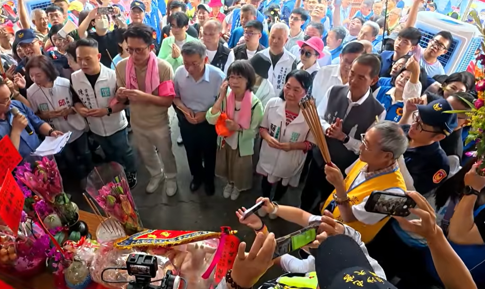 民眾黨黨主席黃國昌、民眾黨前主席柯文哲與妻子陳佩琪一同現身北辰派出所參拜媽祖。 圖：翻攝自白沙屯媽祖網路電視台YT頻道