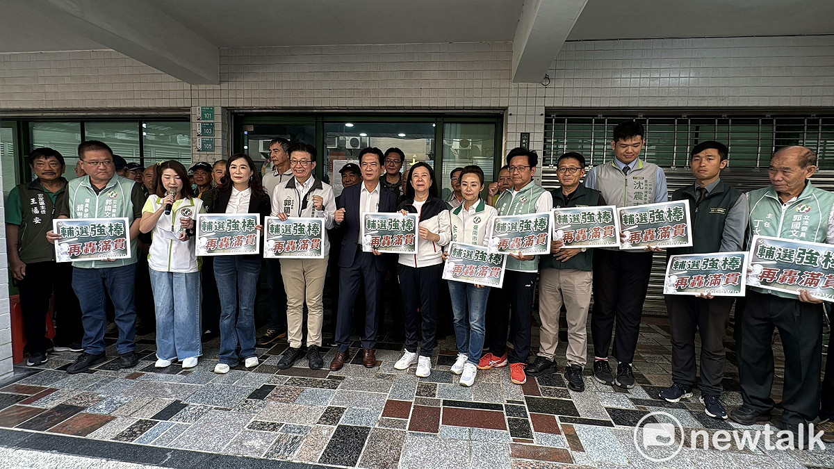 立法委員郭國文登記參選主委連任，並由立法委員林俊憲、林宜瑾，以及台南市議會議長邱莉莉、市議員郭鴻儀、黃肇輝、蔡麗青、沈震東、余柷青以及民進黨提名的市議員參選人賴懋慶、沈震南，以及多個民主促進會、地方聯誼會、以及區主任陪同，展現團結精神。 圖：郭國文服務處提供