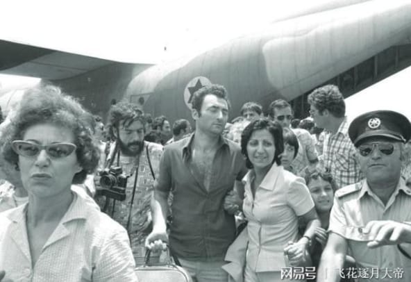 1976年以色列特種部隊參與烏干達恩德培機場營救行動，多位人質獲釋。 圖 : 翻攝自 網易號 / 飛花逐月大帝