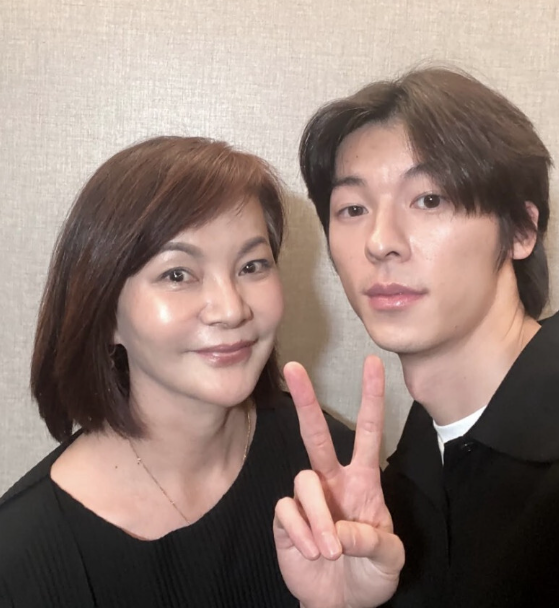 今年3月TWICE來台北舉辦演唱會，許光漢也現身會場，還跟子瑜的媽媽拍合照，然而卻被網友解讀成「已見過家長」。 圖：翻攝自子瑜媽IG