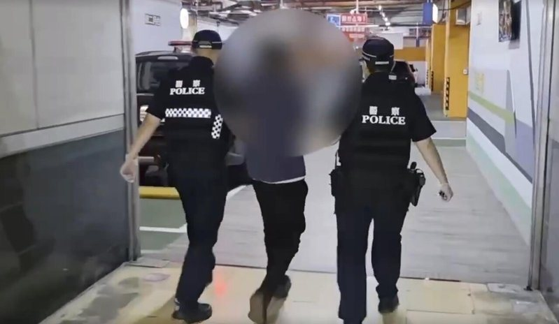 松山車站發生隨機攻擊，男子被鐵路警方依現行犯逮捕。 圖：翻攝畫面
