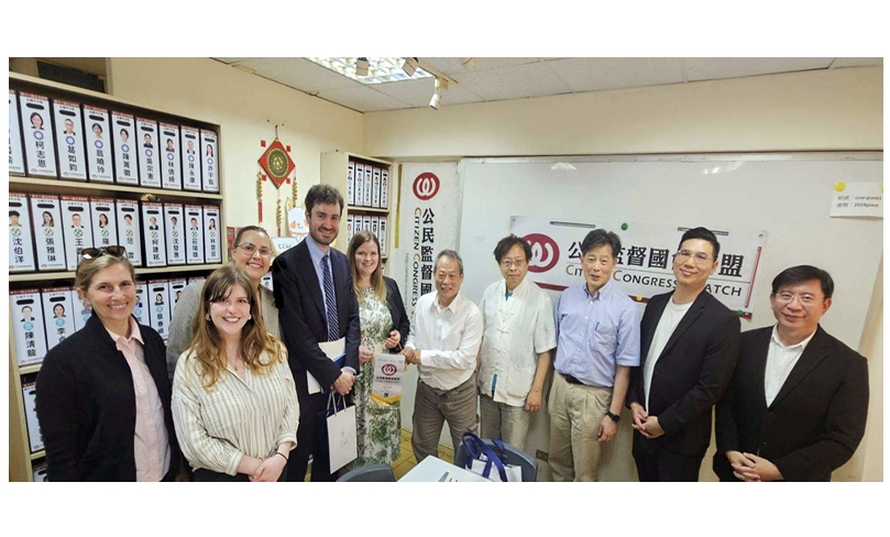 美國眾議院「民主夥伴關係」辦公室10日訪問公民監督國會聯盟。圖由左至右為國會研究服務處亞洲事務分析師Caitlin Campbell、眾議院Adrian Smith議員法務組長Abby Goins、民主夥伴關係辦公室研究員Mary Hopkins、民主夥伴關係辦公室營運經理Benjamin Moody 、民主夥伴關係辦公室副主任Leslie Reagan、公督盟理事長謝東儒、公督盟常務理事曾建元、公督盟國際事務委員會召集人吳鯤魯、公督盟國際事務委員會委員甘順基、公督盟執行長張宏林。 圖：公督盟提供