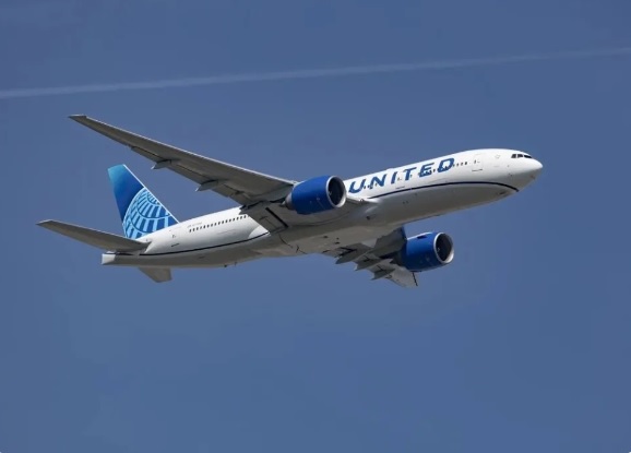 美國聯合航空（United Airlines）一架客機周一（4 日）在紐華克自由國際機場（Newark Liberty International Airport）降落時，驚傳擦撞地面設施與高速公路車輛。 圖：翻攝自 騰訊網 環球旅訊
