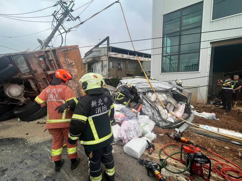 新北市鶯歌區八德路16日下午有砂石車不明原因翻覆，造成共8輛車輛事故，市府消防局已啟動大量傷患機制。（民眾提供）中央社記者黃旭昇傳真  115年4月16日