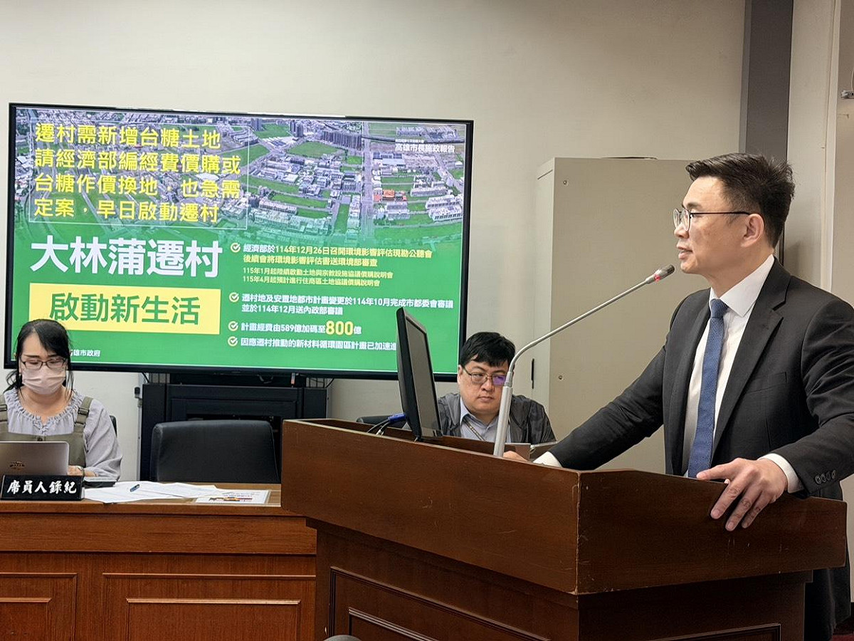 賴瑞隆(右)要求經濟部與高市府緊密配合，確保2027年啟動大林蒲實質遷村的目標如期落實。 圖：賴瑞隆辦公室/提供