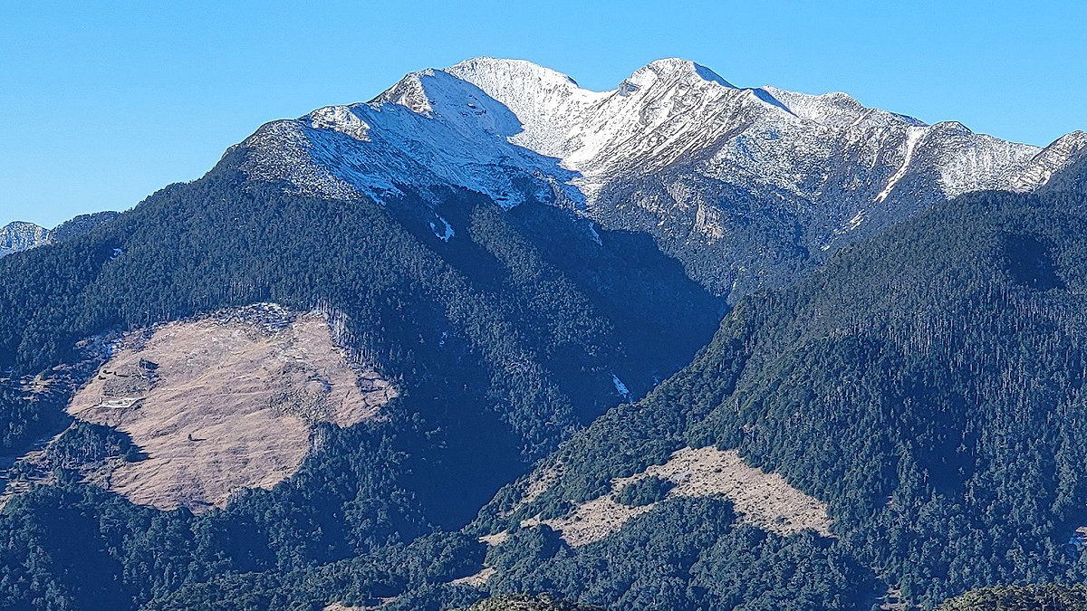 未來只要是申請進入雪霸國家公園攀登雪山主峰、大霸尖山、聖稜線等熱門百岳路線，都需要提前上網申請入園證且繳交「保育費」。 圖：翻攝自雪霸國家公園臉書