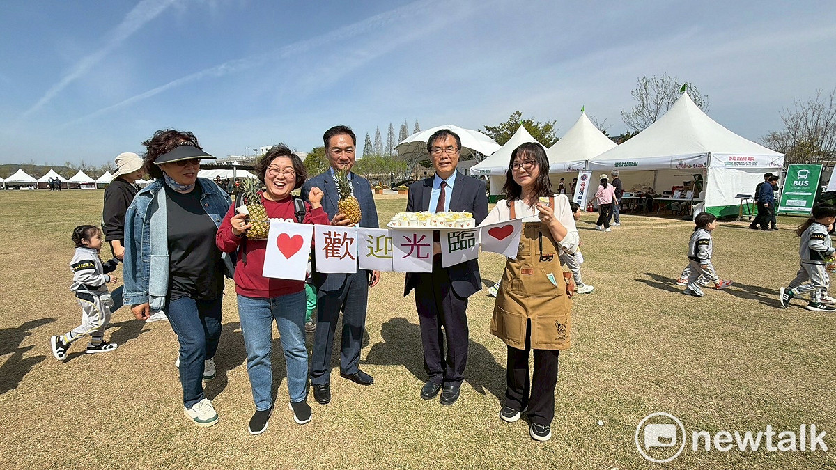 台南市長黃偉哲率團回訪韓國平澤市長鄭長善，並受邀出席當地重要活動「平澤花朵郊遊慶典」。鄭市長並陪同臺南團隊於慶典活動現場一起推廣臺南鳳梨。 圖：台南市政府提供