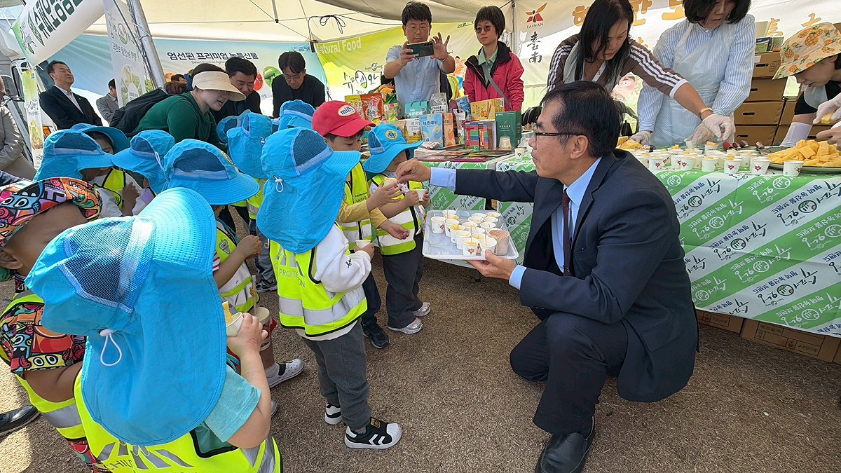 台南市長黃偉哲率團回訪韓國平澤市長鄭長善，並受邀出席當地重要活動「平澤花朵郊遊慶典」。鄭市長並陪同臺南團隊於慶典活動現場一起推廣臺南鳳梨。 圖：台南市政府提供