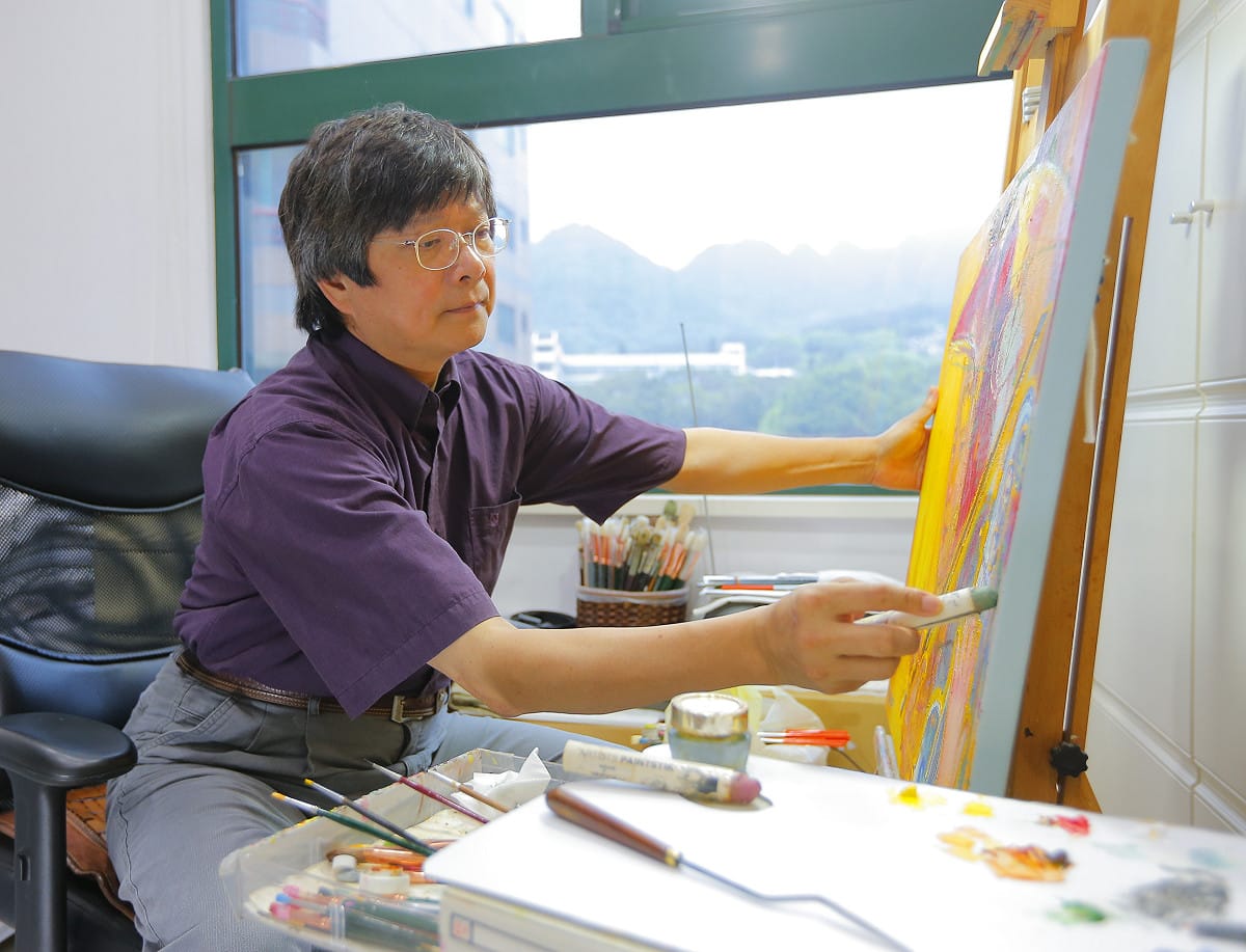 以瑰麗色彩與哲思意象見長的藝術家許敏雄，即將於台南推出全新個展「森林童話—許敏雄油畫創作展」，展覽自4月17日起至5月31日止於丹橘人文藝術空間展出。 圖：丹橘人文藝術空間提供