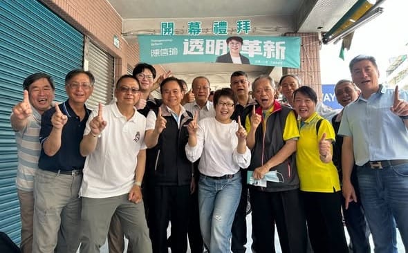 陳信瑜4月14日成立高雄市議員競選辦公室，數十位工運領袖現身相挺。 圖：翻攝陳信瑜臉書