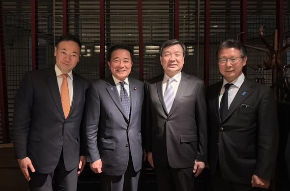 李逸洋與鈴木馨祐（左1）、長島昭久（左2）及神田潤ㄧ（右1）等3名眾議員合影。 圖：取自李逸洋臉書