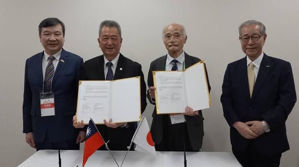 去年6月4日見證「臺灣卓越無人機海外商機聯盟」（TEDIBOA）與「日本無人機產業振興協會」（JUIDA）簽署MOU。 圖：取自李逸洋臉書