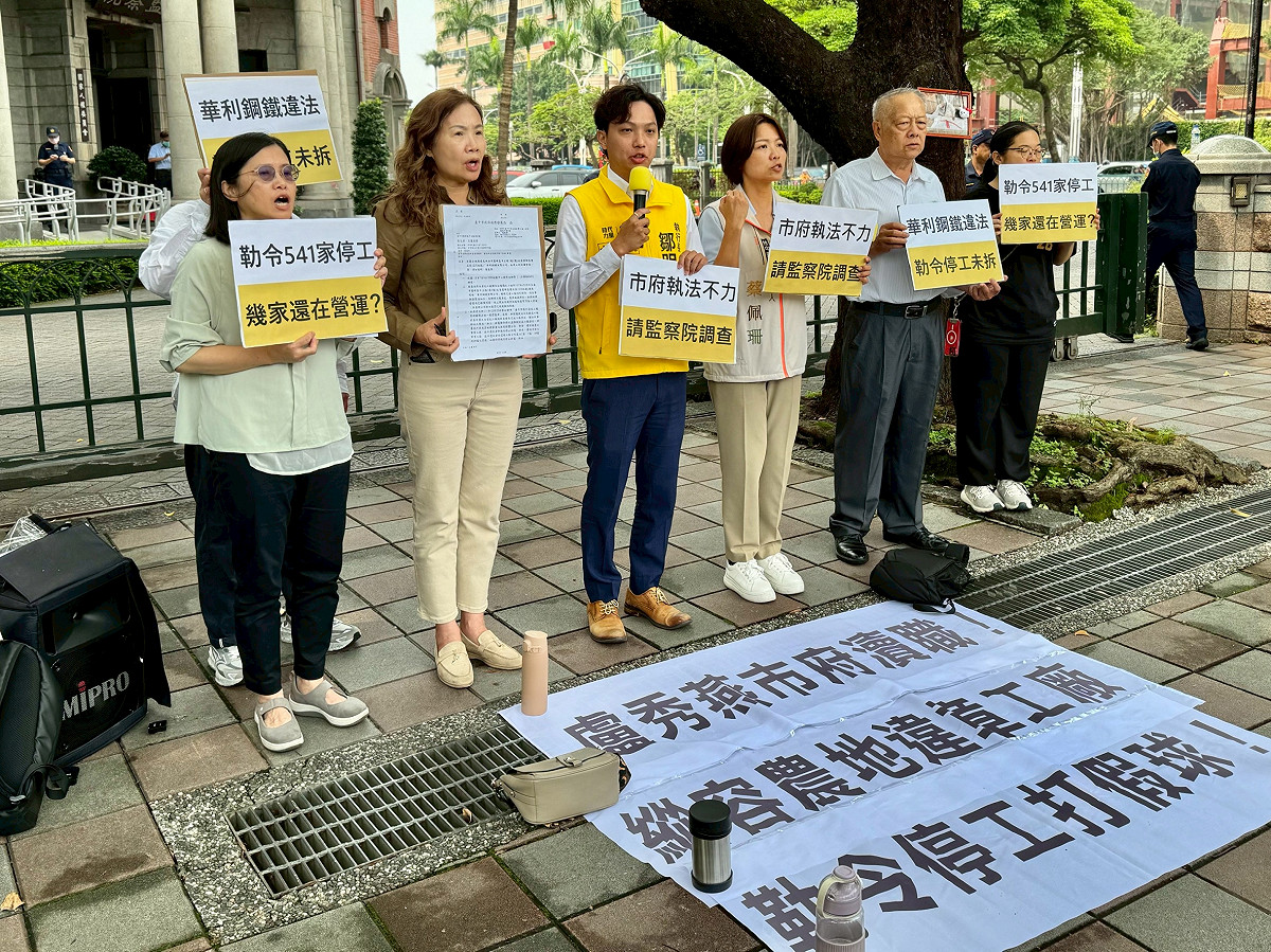 時代力量台中黨部偕同監督施政聯盟協助受害者王小姐北上到監察院陳情，控訴台中市長盧秀燕市長、經發局、都發局、農業局、地政局及環保局等長期消極怠惰不作為，縱容違章工廠持續違法營運及不當獲利，涉嫌圖利業者。 圖：時代力量提供