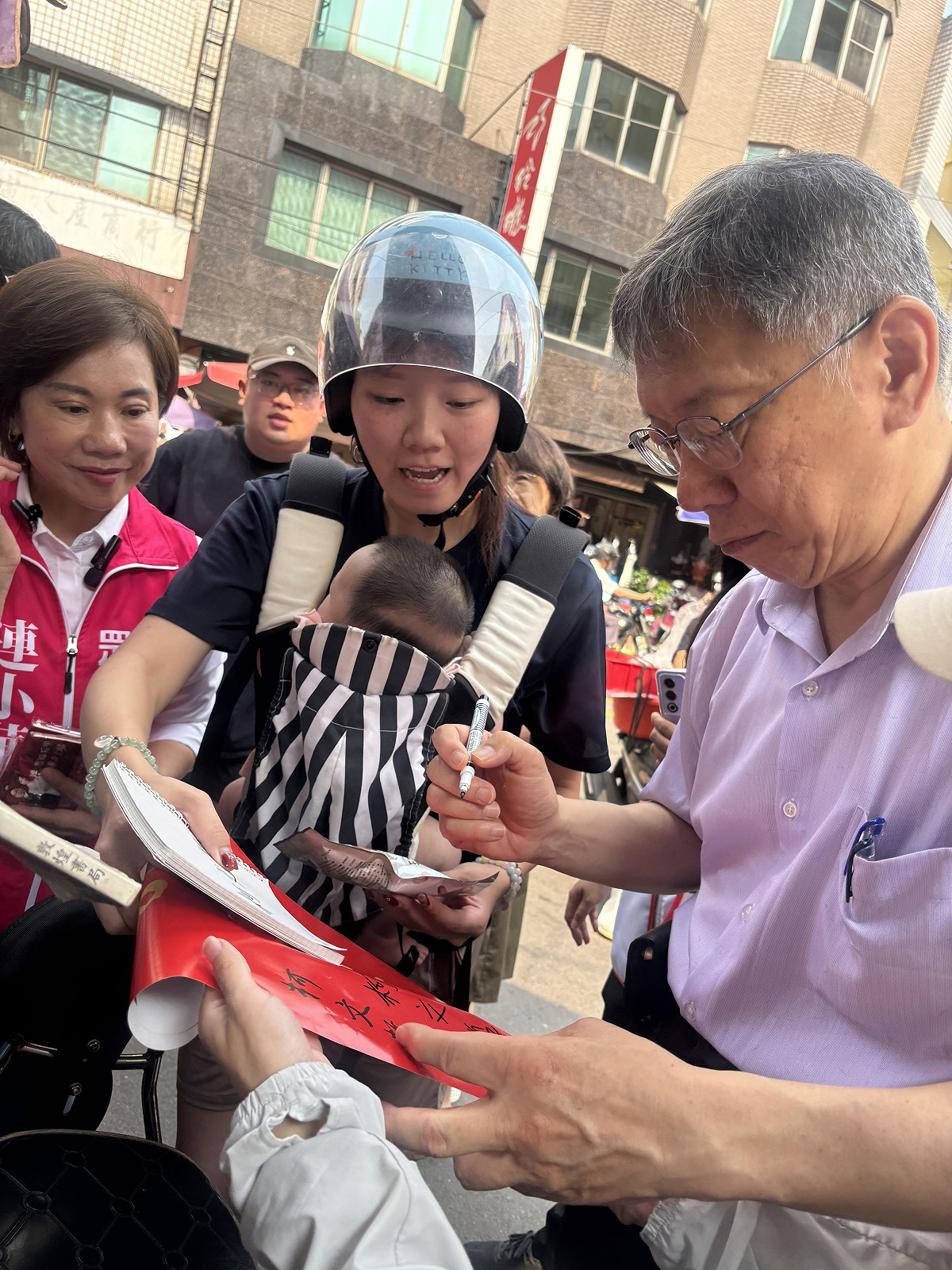民眾熱情地向柯文哲索討簽名。 圖：民眾黨台中市黨部/提供
