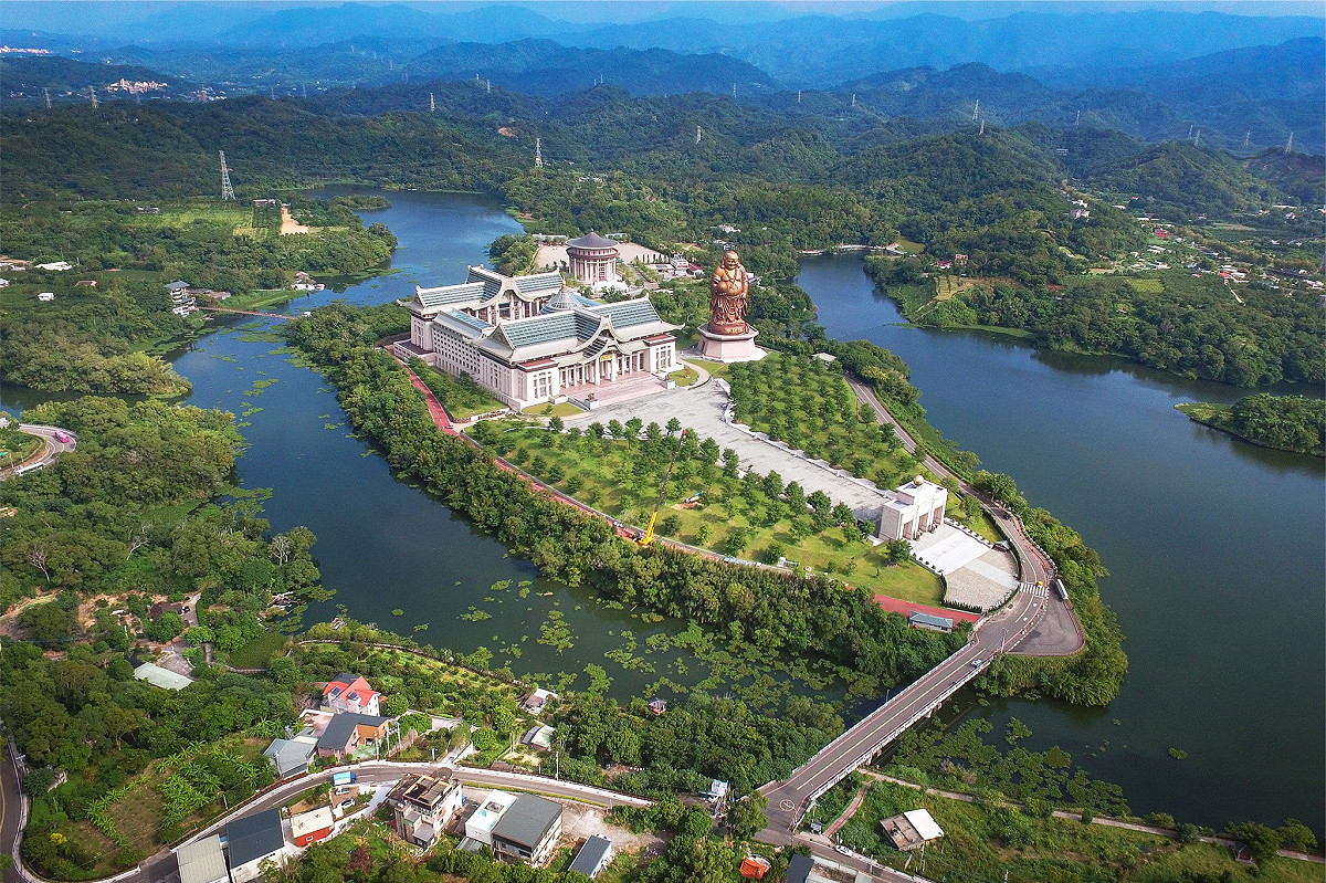 民眾騎行峨眉湖環湖路線，感受湖光山色的慢旅風景。 圖：參山處/提供
