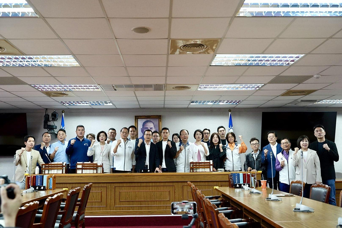 國民黨新北市黨部昨日公布第11選區市議員初選民調結果，由前發言人蕭敬嚴勝出，惟蕭敬嚴已遭考紀會停權1年，使其參選資格陷入爭議。同樣也宣布初選勝出的國民黨立委羅智強辦公室主任何元楷17日找來23位藍委召開勝選記者會，強調就是他勝出。 圖：翻攝何元楷臉書