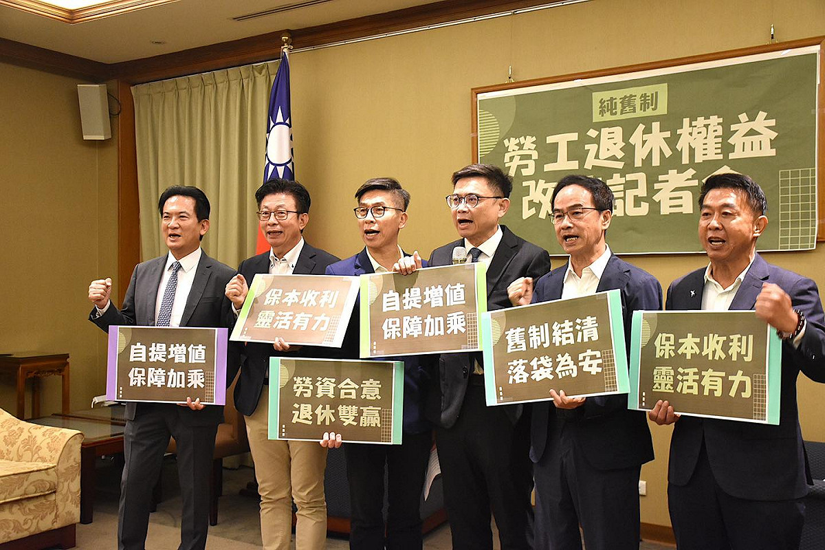 賴瑞隆、李昆澤、林俊憲、郭國文、許智傑、鍾佳濱等民進黨立委，今（17）天在立法院召開「勞工退休權益改革」記者會。 圖：擷自賴瑞隆臉書粉專