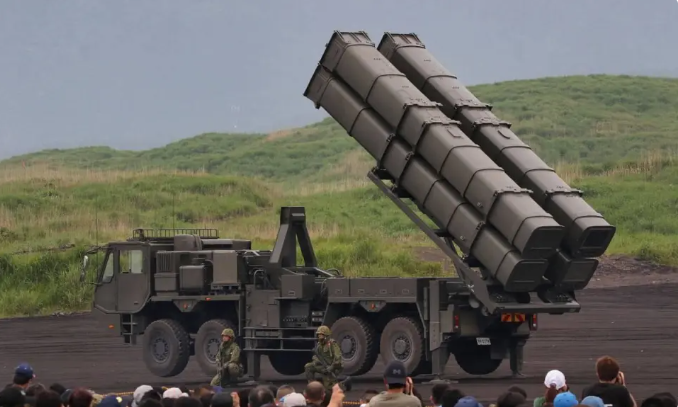 日本防衛支出持續上升，並推動五年約 43 兆日圓規模的軍備計畫，其中重點集中於所謂「反擊能力」建構，包括遠程打擊武器與新型艦載平台等項目。 圖:翻攝自曉瑩博士