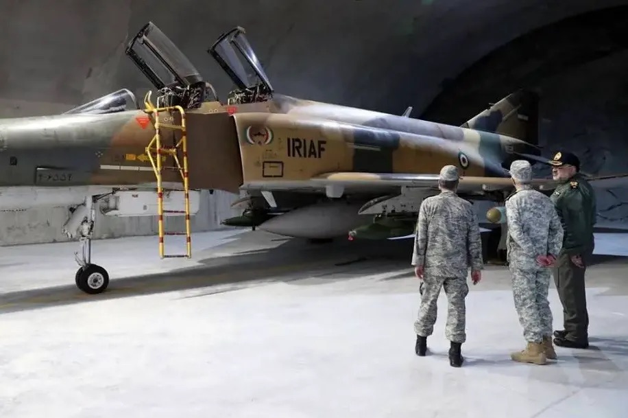 伊朗空軍將戰機堡存在地下基地，使得許多戰略資源可以保存。 圖：翻攝自墨甲戰刃