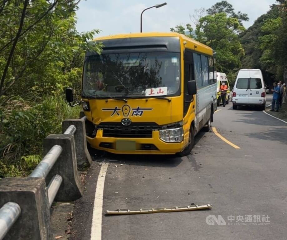 台北市北投區泉源路附近17日發生一起車禍，警消初步調查，公車疑不慎打滑，撞上路邊護欄，造成15人輕傷送醫。（翻攝畫面）中央社記者劉建邦傳真　115年4月17日