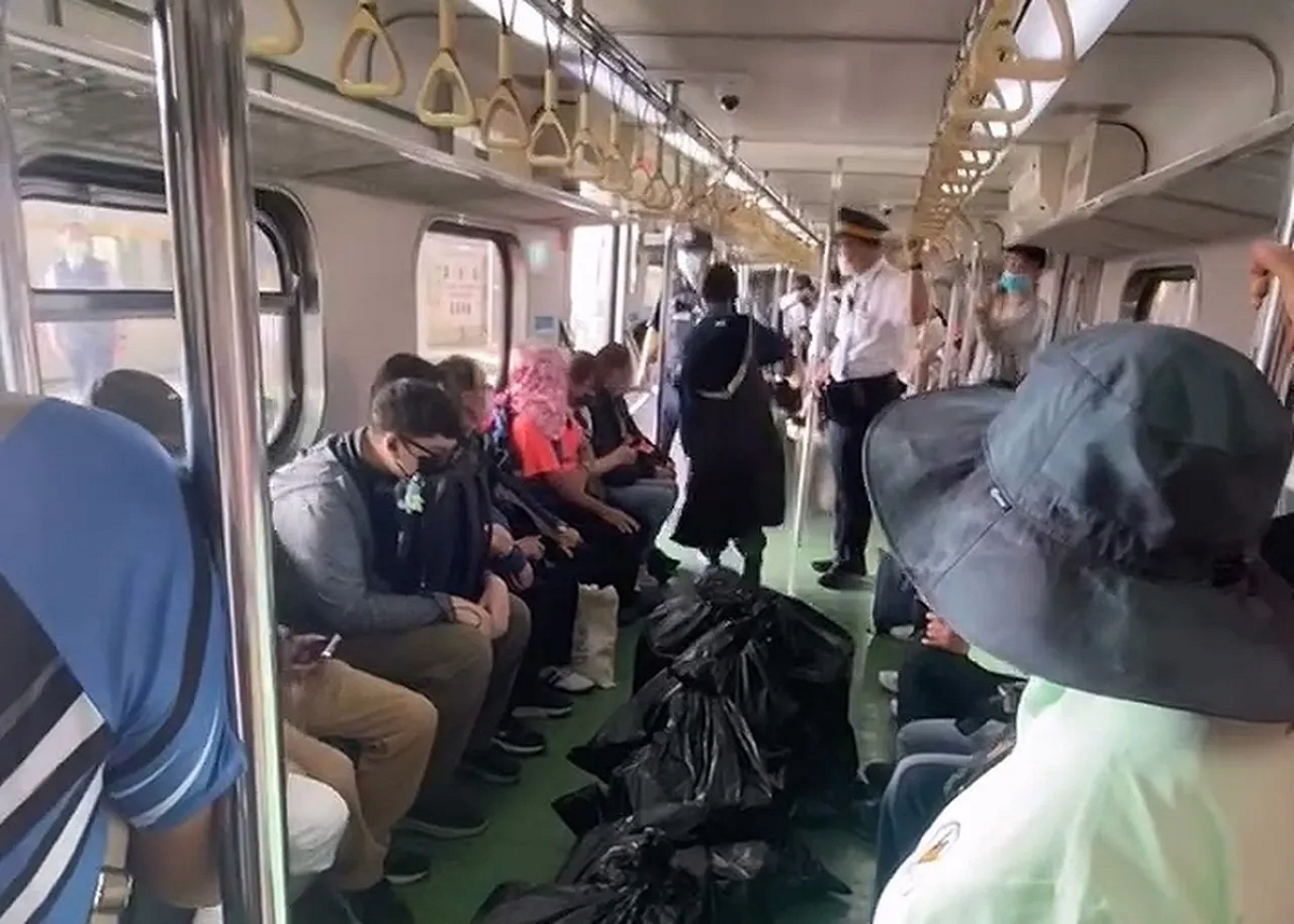 女乘客違法攜帶8大件行李上台鐵區間車。 圖：翻攝自爆料公社