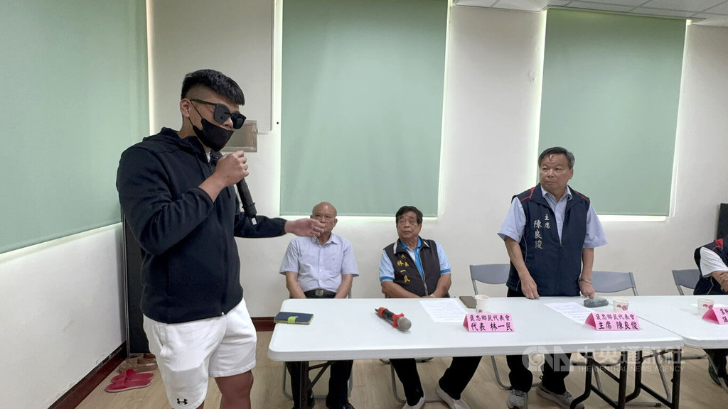 雲林縣褒忠鄉代表林一民（右2）疑地方預算爭議，遭陳姓男子等毆傷，陳姓男子已遭檢方聲請羈押禁見獲准；林一民17日出席記者會譴責暴力，但陳姓男子家屬（左1）會中反控對方先動手，雙方各執一詞。中央社記者姜宜菁攝　115年4月17日