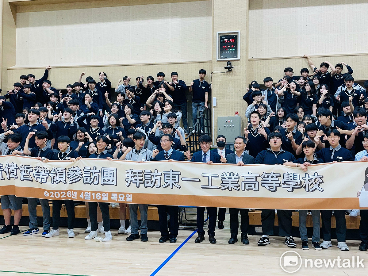 台南市長黃偉哲前往韓國訪問平澤市期間，特別安排前往平澤東一工業高中推廣台南鳳梨，除與當地師生進行互動交流外，期望透過校園活動推廣台南優質農產，展現城市外交與農業行銷結合成果，並落實兩市農特產品交流備忘錄承諾。 圖：台南市政府提供