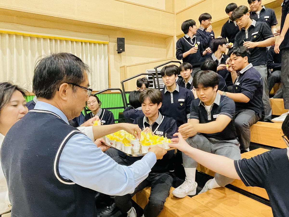 台南市長黃偉哲前往韓國訪問平澤市期間，特別安排前往平澤東一工業高中推廣台南鳳梨，除與當地師生進行互動交流外，期望透過校園活動推廣台南優質農產，展現城市外交與農業行銷結合成果，並落實兩市農特產品交流備忘錄承諾。 圖：台南市政府提供