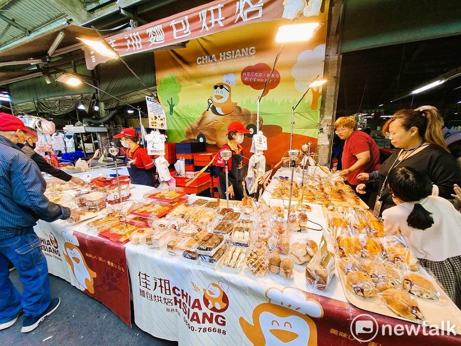 佳湘麵包以每日新鮮現做、多元口味與平價行銷，成功打開市場並締造佳績，短短幾年便從小麵包攤發展到規模頗具的食品廠，有強烈企圖心且擅於經營的她，更以產銷一條龍的模式，拓展成全國連鎖品牌。 圖：台南市政府提供